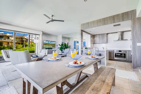 Room, 2 Bedrooms, Oceanfront (Platinum) | In-room dining