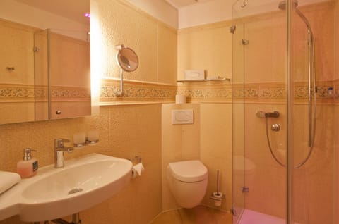 Basic Double Room, Sea View | Bathroom | Shower, free toiletries, hair dryer, towels