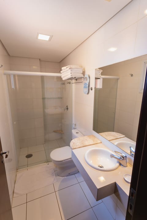 Deluxe Apartment, 3 Twin Beds | Bathroom | Free toiletries, hair dryer, towels, soap