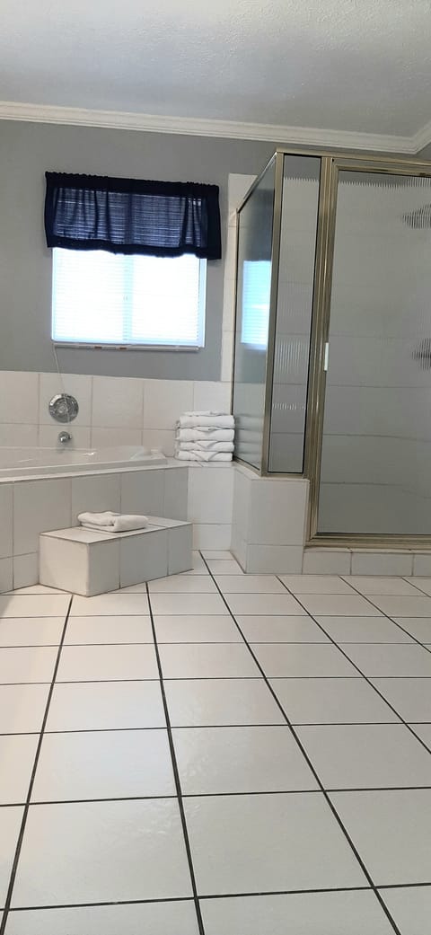 Deluxe Condo, 3 Bedrooms | Bathroom | Combined shower/tub, towels