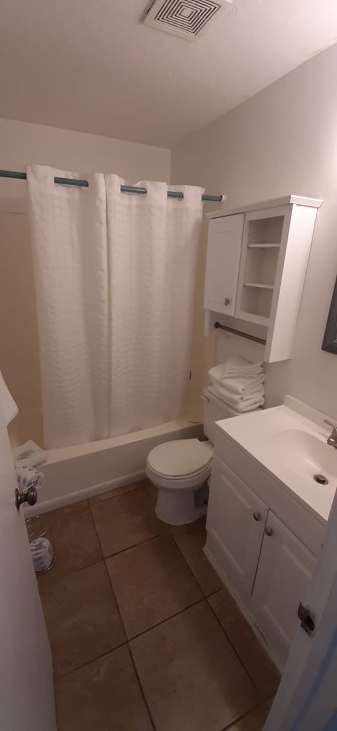 Traditional Suite, 1 Bedroom, Ground Floor | Bathroom | Combined shower/tub, towels