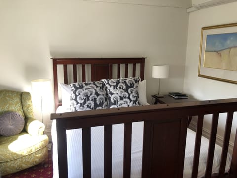 Suite, 1 Queen Bed, Ensuite | Iron/ironing board, free WiFi, bed sheets