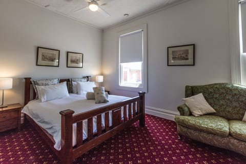 Suite, 1 King Bed, Ensuite | Iron/ironing board, free WiFi, bed sheets
