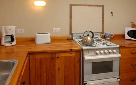 Standard Cabin | Private kitchen | Fridge, microwave, stovetop, coffee/tea maker