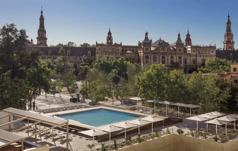 Outdoor pool, pool umbrellas, sun loungers