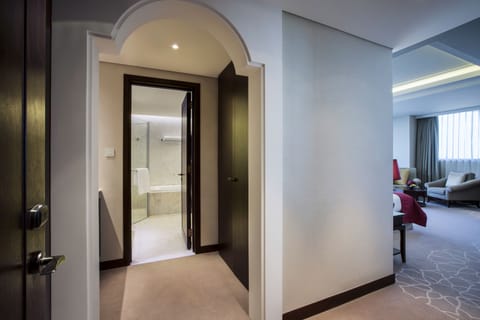 Hypo-allergenic bedding, down comforters, minibar, in-room safe