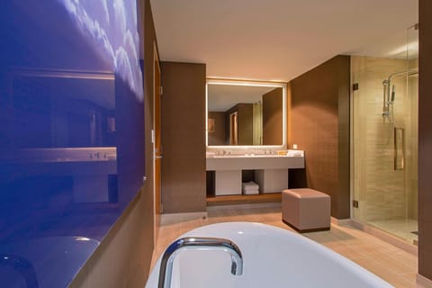 Executive Suite, 1 Bedroom | Bathroom | Shower, hair dryer, towels