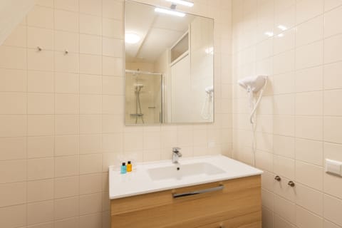 Comfort Double Room | Bathroom | Hair dryer, towels