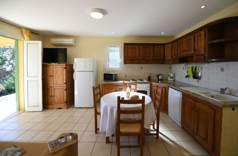 Comfort Villa, Accessible, Private Bathroom (Villa 4 - 6 personnes) | Private kitchen | Full-size fridge, microwave, oven, stovetop