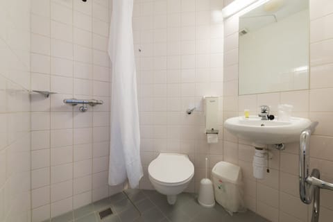 Double Room, 1 Double Bed, Private Bathroom (No TV) | Bathroom | Shower, eco-friendly toiletries, towels