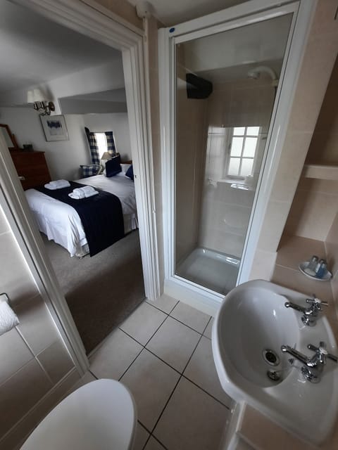 Double Room (Room 4) | Bathroom | Free toiletries, hair dryer, towels