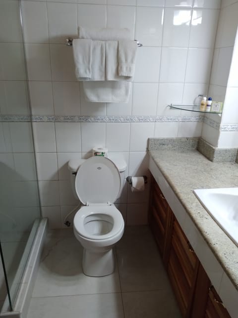 Standard Room, Sea View | Bathroom | Jetted tub, free toiletries, hair dryer, towels