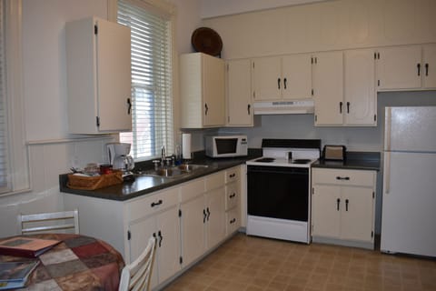 Arminius Master Suite | Private kitchen | Fridge, microwave, coffee/tea maker