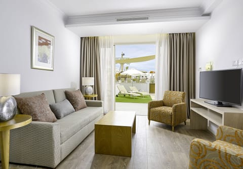 Suite, Garden Area (Private Garden) | Free minibar items, in-room safe, desk, free WiFi