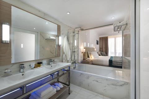 Superior Room, Pool View (Deluxe) | Bathroom | Bathtub, free toiletries, hair dryer, bathrobes