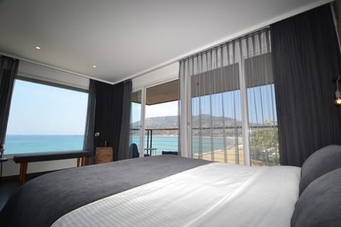 King Suite, Sea View, Main Building | Minibar, individually decorated, individually furnished, desk