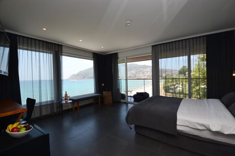 King Suite, Sea View, Main Building | Minibar, individually decorated, individually furnished, desk