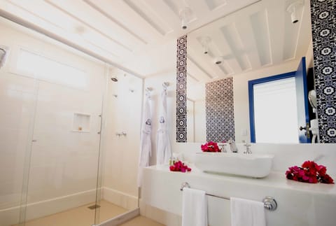 Suite (Solar) | Bathroom | Shower, designer toiletries, hair dryer, towels