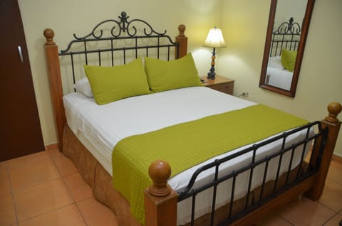 Deluxe Single Room, 1 Queen Bed | Desk, iron/ironing board, free WiFi, bed sheets