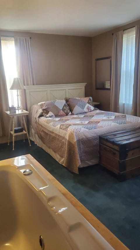 Room, Private Bathroom (3. The Sheboygan Room) | Egyptian cotton sheets, premium bedding, blackout drapes, soundproofing