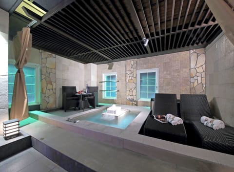 Luxury Suite, Hot Tub | Bathroom | Combined shower/tub, jetted tub, free toiletries, hair dryer