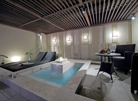 Luxury Suite, Hot Tub | Bathroom | Combined shower/tub, jetted tub, free toiletries, hair dryer