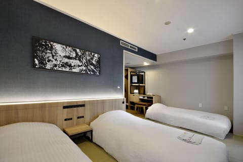 [Non-Smoking] Japanese Western Room | Premium bedding, down comforters, in-room safe, desk