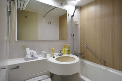 Combined shower/tub, deep soaking tub, eco-friendly toiletries