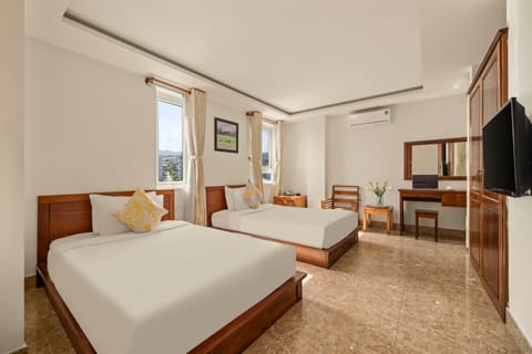 Standard Twin Room | Minibar, in-room safe, individually decorated, individually furnished