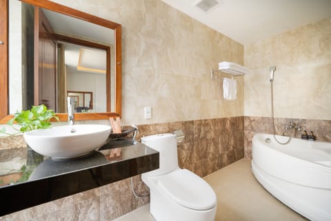 Superior Double Room, City View | Bathroom | Hydromassage showerhead, designer toiletries, hair dryer, slippers