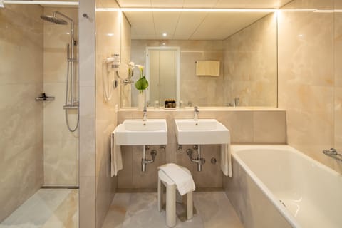 Superior Double Room, Lake View | Bathroom | Free toiletries, hair dryer, bathrobes, slippers