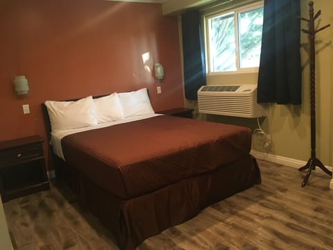 Room, 1 Queen Bed | Soundproofing, iron/ironing board, free WiFi, bed sheets