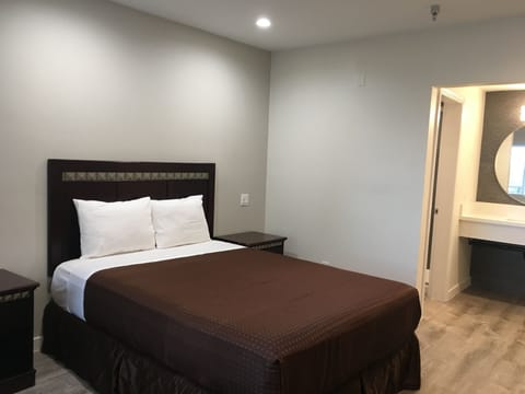 Room, 1 Queen Bed | Soundproofing, iron/ironing board, free WiFi, bed sheets