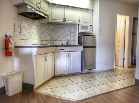 Family Suite, Non Smoking, Kitchenette (Non-Pet Friendly) | Private kitchenette | Fridge, microwave, paper towels