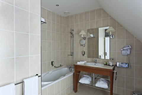 Superior Room | Bathroom | Combined shower/tub, free toiletries, hair dryer, towels