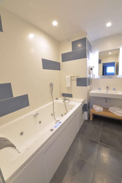 Superior Room, 1 Queen Bed | Bathroom | Eco-friendly toiletries, hair dryer, towels