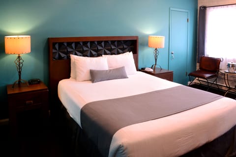 Standard Room, 1 Queen Bed, Mountain View | In-room safe, desk, iron/ironing board, free WiFi