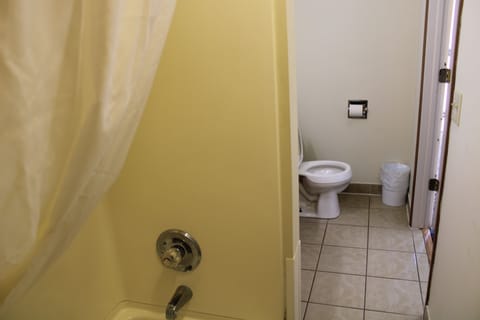 Deluxe Cottage, 2 Queen Beds | Bathroom | Combined shower/tub, towels