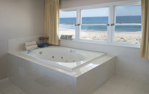 Deluxe Studio Suite, 1 King Bed, Balcony, Ocean View | Private spa tub