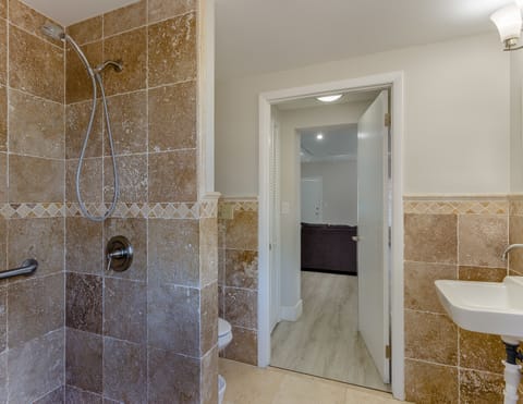 Executive Suite, Kitchenette, Oceanfront (Accessible) | Bathroom | Shower, free toiletries, towels