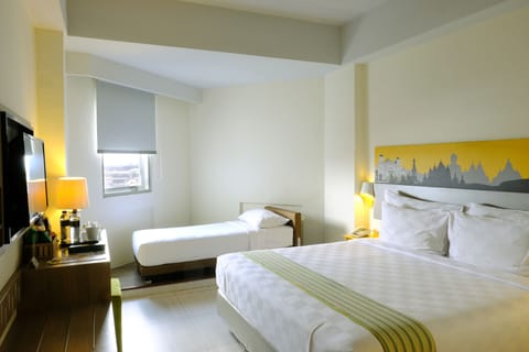 Triple Room | Minibar, in-room safe, desk, free WiFi