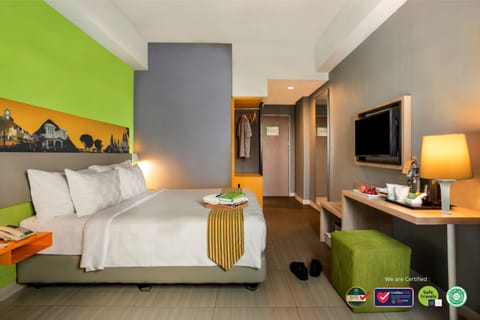 Deluxe Room | Minibar, in-room safe, desk, free WiFi