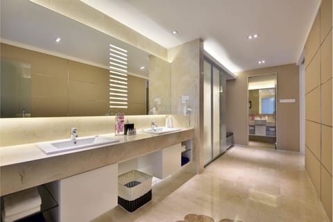 Premium Pool Suite | Bathroom | Separate tub and shower, rainfall showerhead, free toiletries