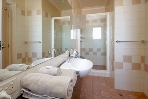 Queen Room | Bathroom | Shower, free toiletries, hair dryer, towels