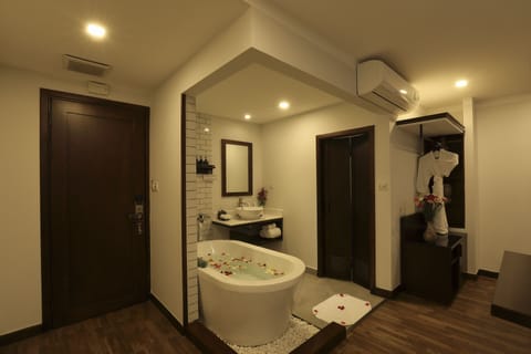 Honeymoon Suite, Balcony, River View | Bathroom | Rainfall showerhead, free toiletries, hair dryer, bathrobes