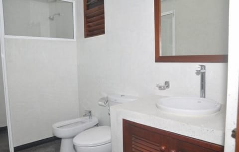 Standard Twin Room | Bathroom | Shower, free toiletries, bathrobes, bidet