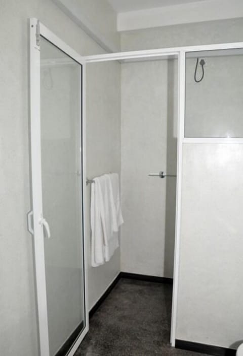 Standard Twin Room | Bathroom | Shower, free toiletries, bathrobes, bidet