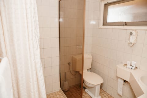 Family Room | Bathroom | Shower, free toiletries, hair dryer, towels