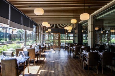 Breakfast, lunch, dinner served; international cuisine