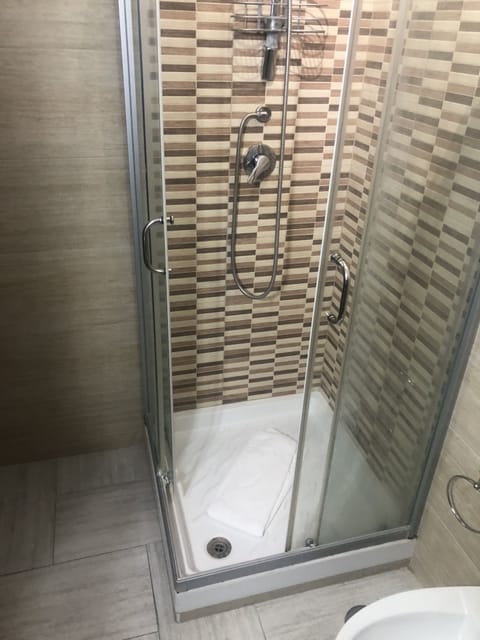 Comfort Double Room Single Use | Bathroom shower